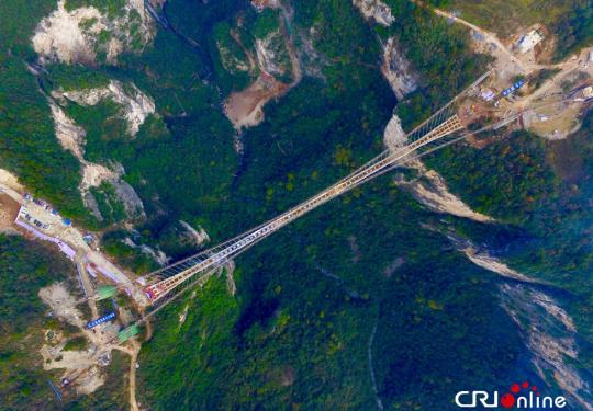 湖南张家界大峡谷玻璃桥成功合龙 为世界首创