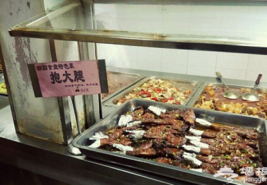 高校食堂推出“抱大腿”新菜 学生调侃：简直是考试必备