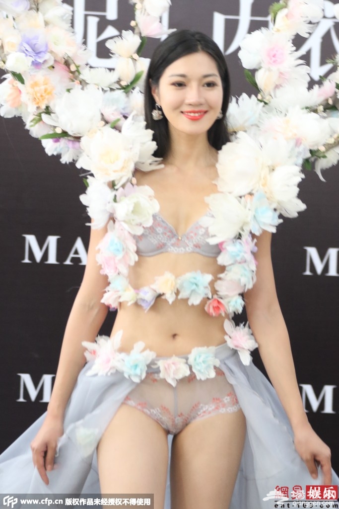 2015环球小姐亮相赌城秀性感身材[墙根网]