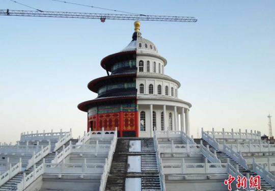 河北现奇葩建筑 一半祈年殿一半西洋楼