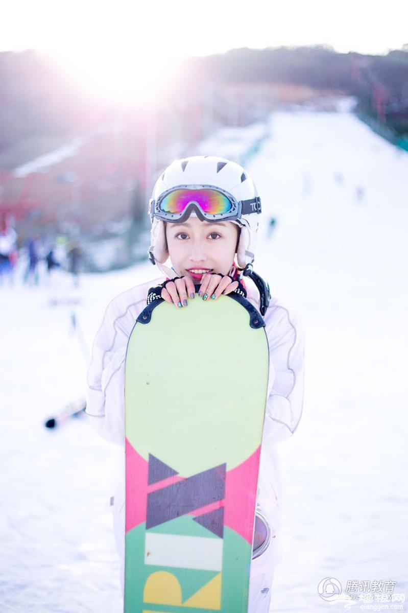 大连女神老师成雪道上风景线 被赞全能[墙根网]