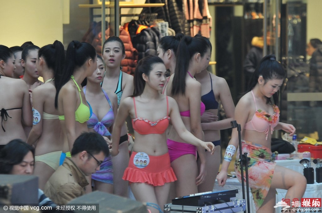 世界旅游小姐沈阳决赛 寒冬羽绒泳装齐上阵