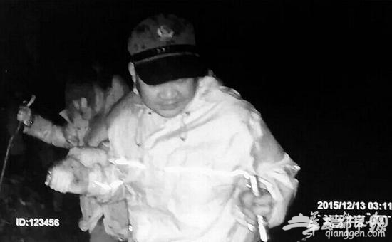 联合救援队在夜间搜寻