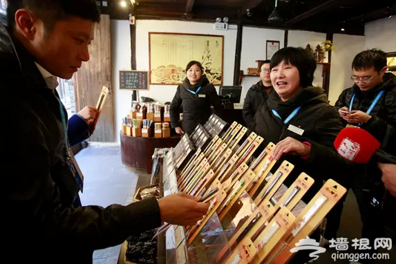 记者独家探访一夜爆火的乌镇筷子店[墙根网]