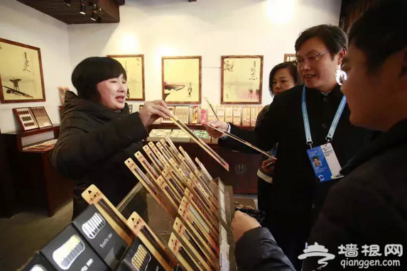 记者独家探访一夜爆火的乌镇筷子店[墙根网]