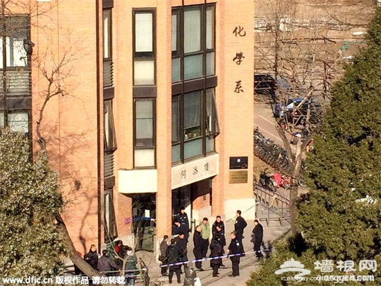 12月18日，清华大学化学系二楼一实验室发生火灾事故，目前火已经被扑灭。爆炸的具体原因还在调查中，事故造成一名实验人员死亡。中新网记者