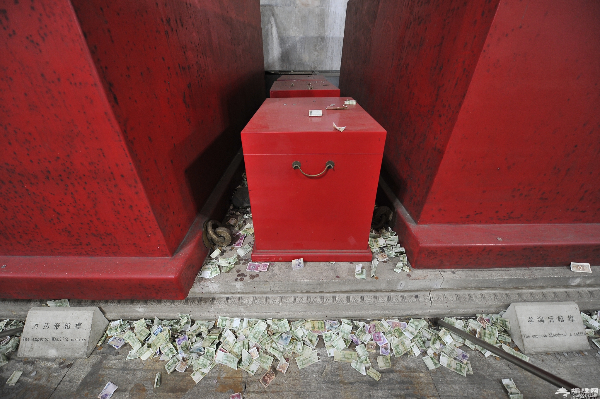 明十三陵定陵内遭游客扔钱[墙根网]