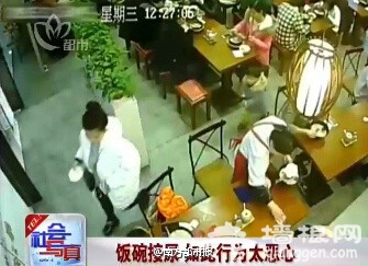 家长用餐厅空碗给小孩接尿 店主气愤称前所未见