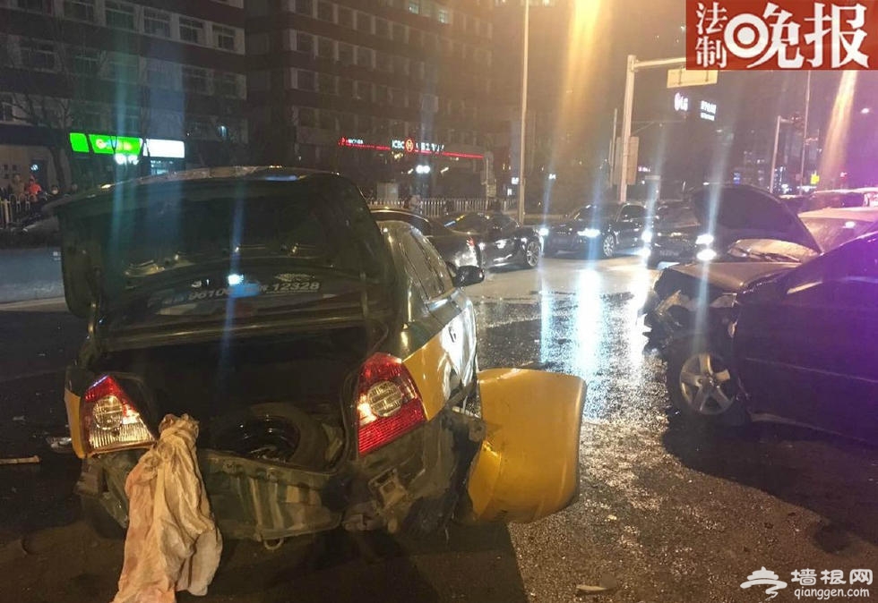 建国门外大街五车连撞[墙根网]