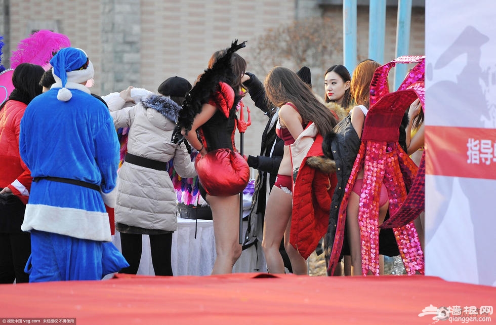 助威圣诞跑 中外美女严寒中上演"维密"秀[墙根网]