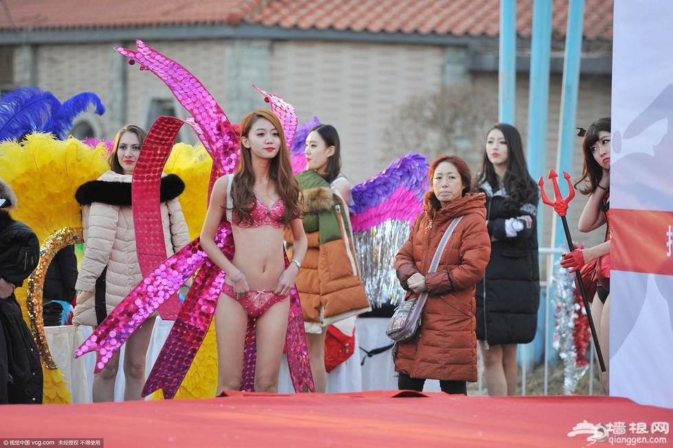 助威圣诞跑 中外美女严寒中上演"维密"秀[墙根网]