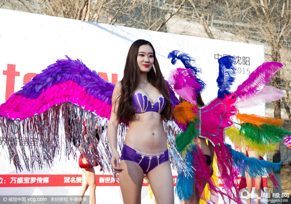 助威圣诞跑 中外美女严寒中上演"维密"秀[墙根网]