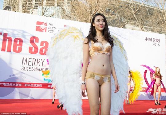 助威圣诞跑 中外美女严寒中上演