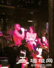 宝鸡酒吧上演低俗表演秀 女子尺度之大令人咂舌