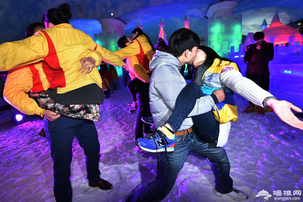 深圳一景区办冰雪热吻大赛 情侣大秀吻姿[墙根网]
