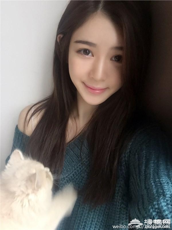 熊猫TV老板娘出现了？王思聪与女子当街热吻直奔酒店[墙根网]
