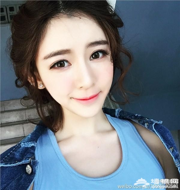 熊猫TV老板娘出现了？王思聪与女子当街热吻直奔酒店[墙根网]