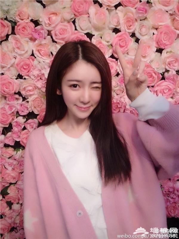 熊猫TV老板娘出现了？王思聪与女子当街热吻直奔酒店[墙根网]