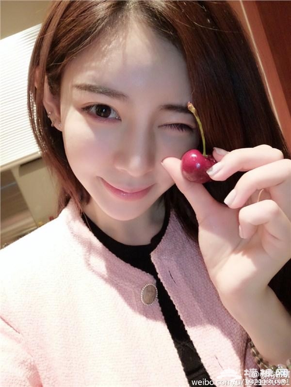 熊猫TV老板娘出现了？王思聪与女子当街热吻直奔酒店[墙根网]