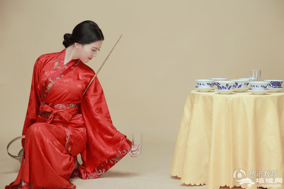 气质校花夏胡红爱茶艺 旅游小姐赛获奖[墙根网]