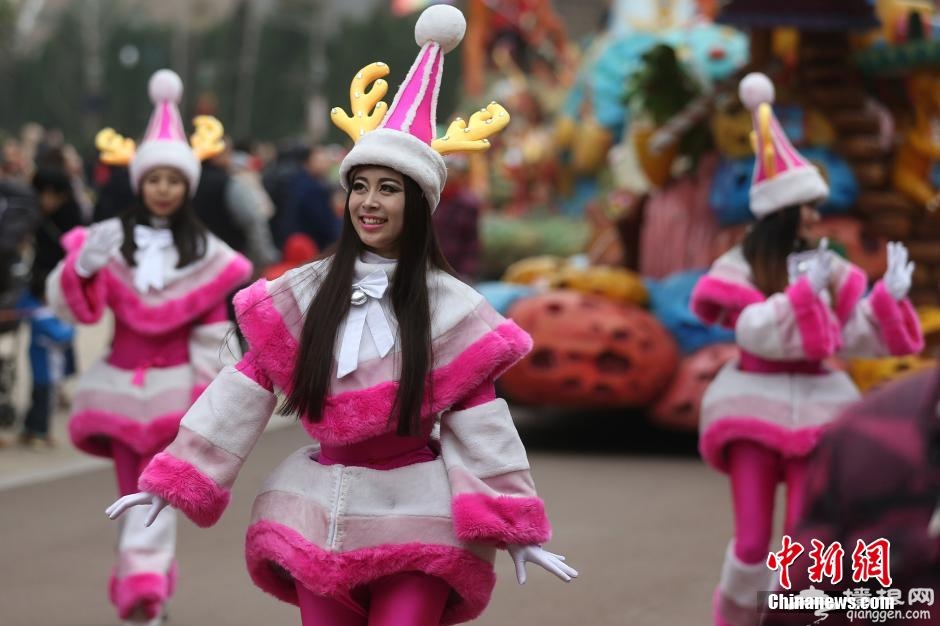 常州美女领衔"梦幻花车"巡游[墙根网]