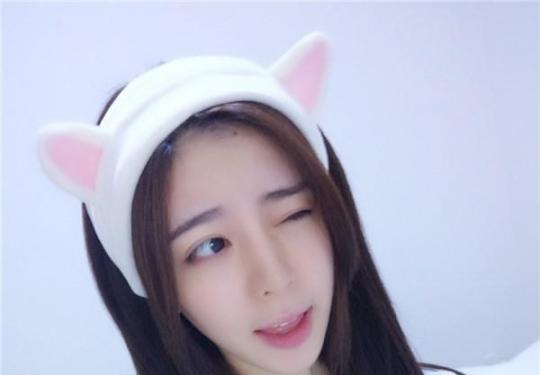 熊猫TV老板娘出现了？王思聪与女子当街热吻直奔酒店