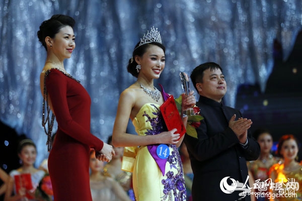 第61届世界小姐中国总冠军刘晨小姐(左)和呼伦贝尔旅业集团董事长王延年先生(右)共同为获奖佳丽颁奖