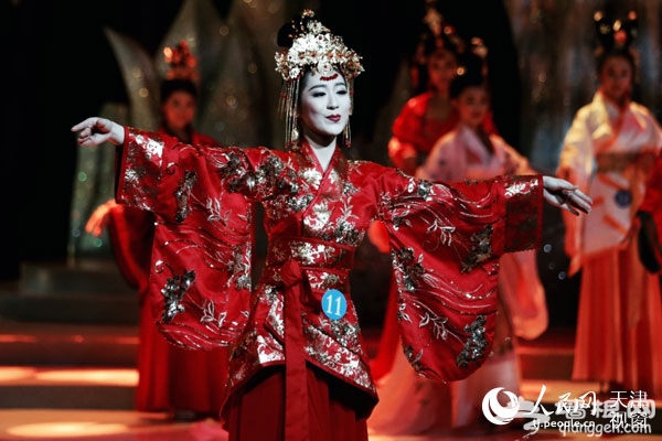 来自中国的佳丽在现场展示中国传统服饰
