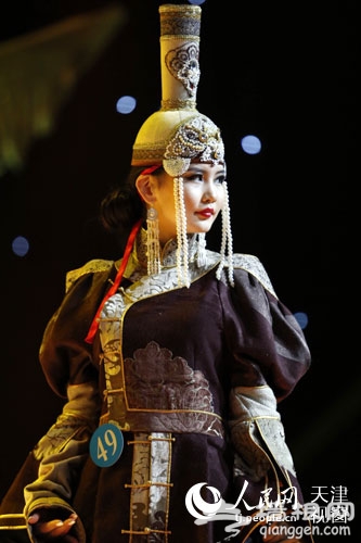 来自蒙古国的佳丽在现场展示蒙古国的传统服饰
