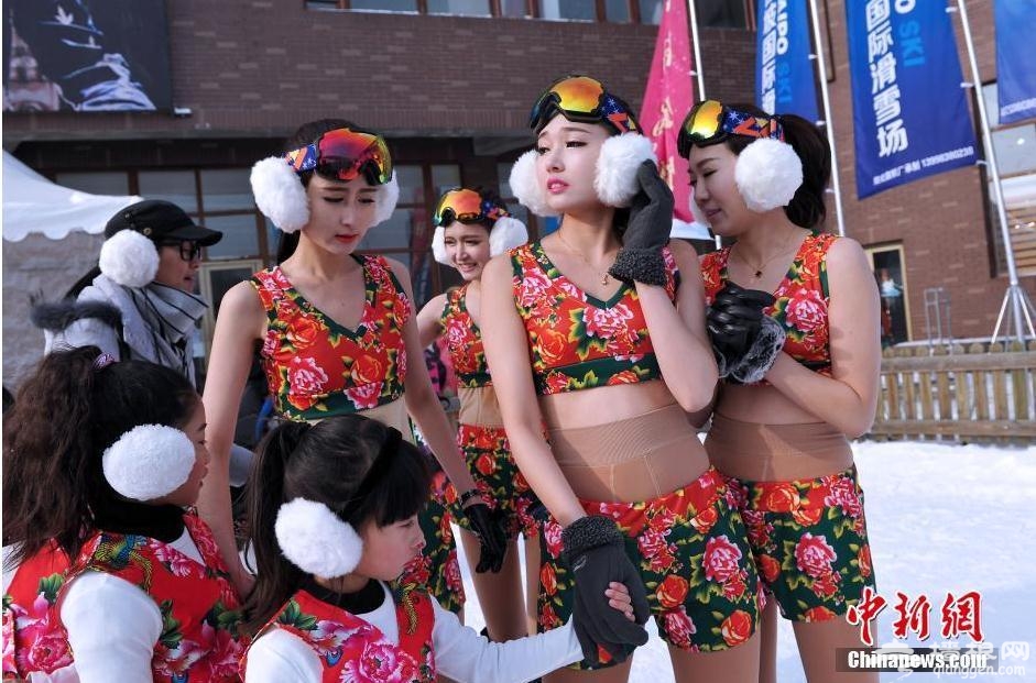 沈阳冰雪温泉文化之冬 沈阳女模零下20度展示“东北大花袄”[墙根网]