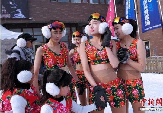 沈阳冰雪温泉文化之冬 沈阳女模零下20度展示“东北大花袄”