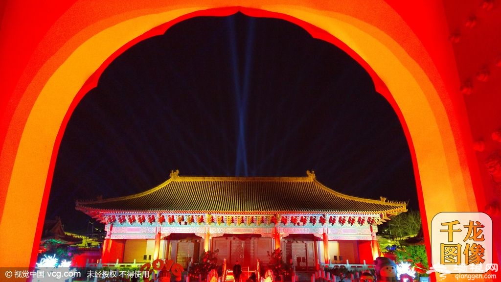 2015年12月30日傍晚，北京，太庙及周边的景观开始调试灯光，璀璨眩目，为迎新年倒计时活动作准备。据悉，新年倒计时活动是北京历届新年的标志性活动，为充分体现北京的悠久历史和太庙的皇家祈福文化，今年新年倒计时活动将于明天晚上在北京市劳动人民文化宫举行。1000名左右的中外游客将齐聚古老太庙，共同迎来新的一年。