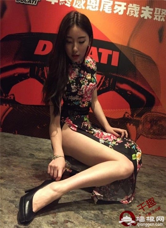 长腿妹子脸书分享旗袍美照 这衩也开得太夸张了!