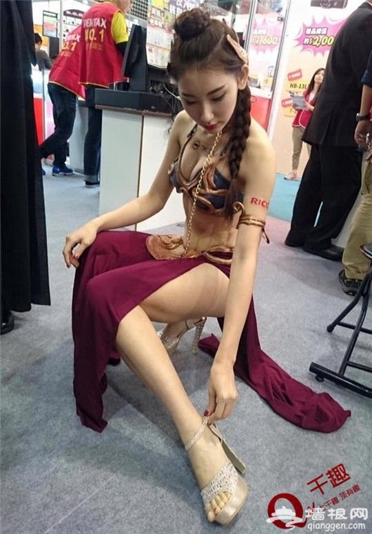 长腿妹子脸书分享旗袍美照 这衩也开得太夸张了![墙根网]