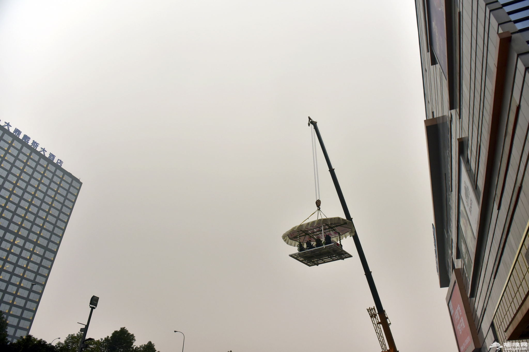 成都空中餐厅悬空30米 雾霾中开饭[墙根网]