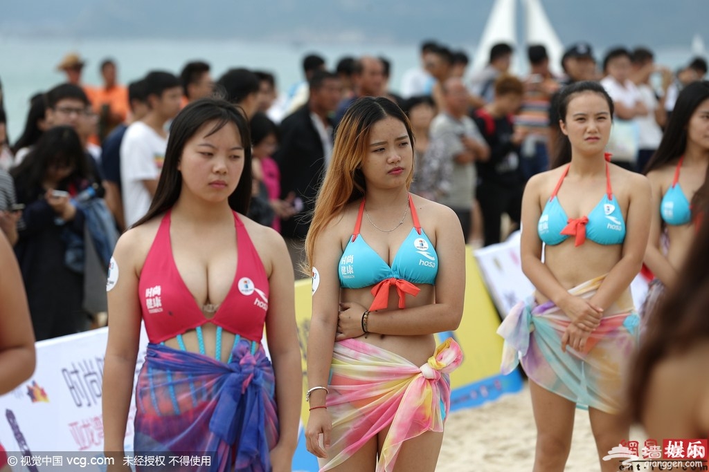 女歌手泳装助阵千人比基尼派对[墙根网]
