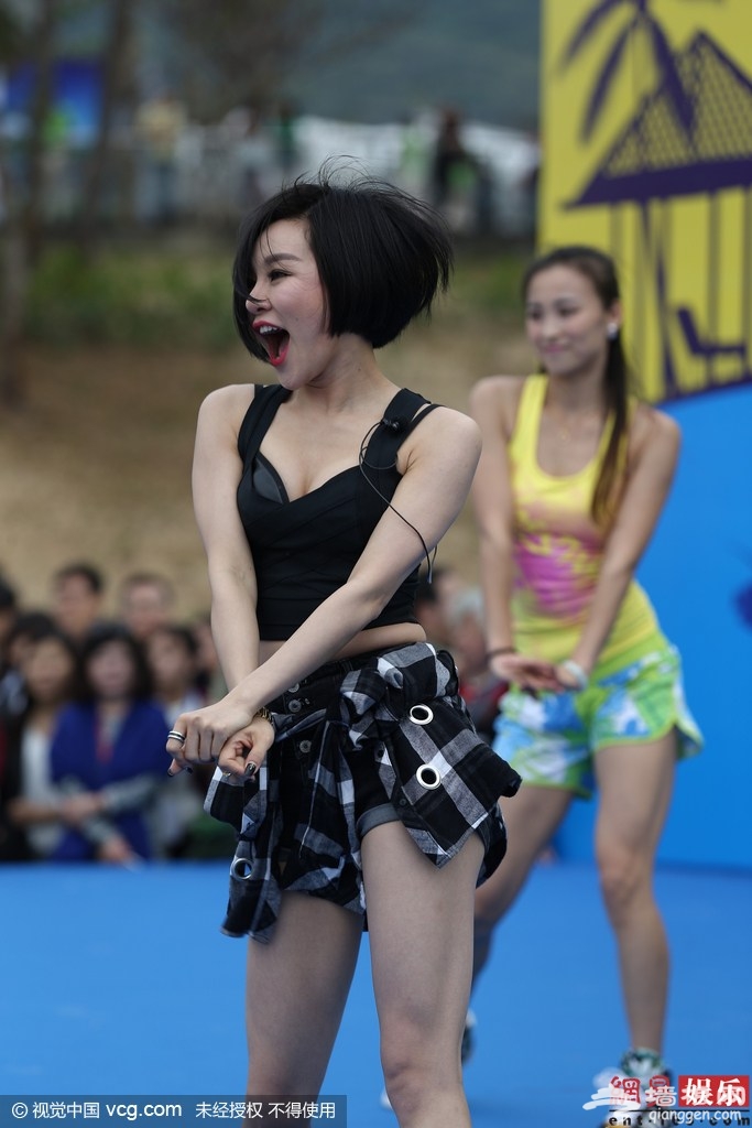 女歌手泳装助阵千人比基尼派对[墙根网]