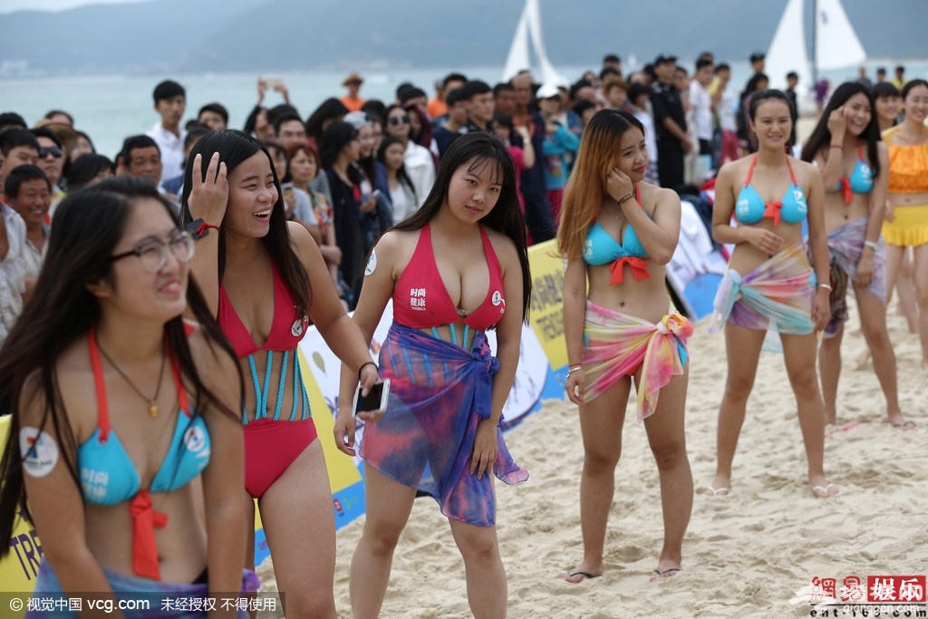 女歌手泳装助阵千人比基尼派对[墙根网]