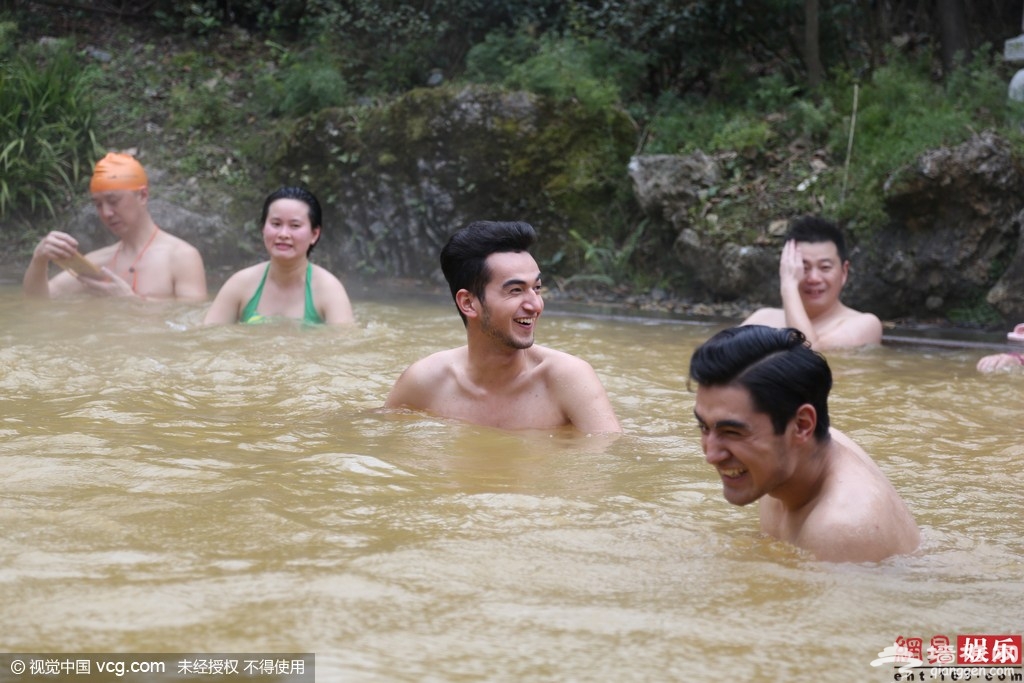 女歌手泳装助阵千人比基尼派对[墙根网]