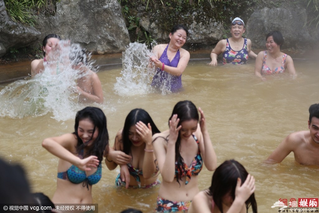 女歌手泳装助阵千人比基尼派对[墙根网]