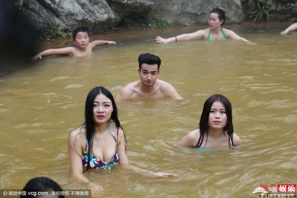 女歌手泳装助阵千人比基尼派对[墙根网]