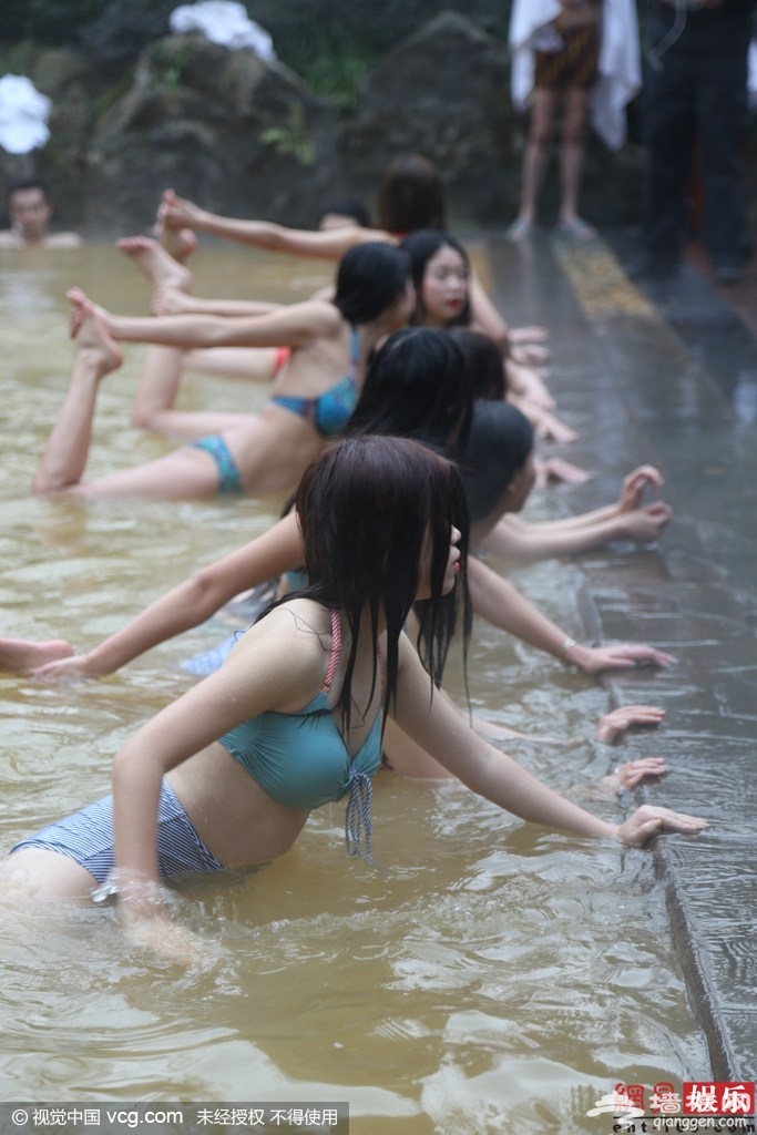 女歌手泳装助阵千人比基尼派对[墙根网]