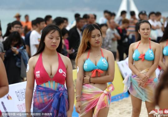 女歌手泳装助阵千人比基尼派对