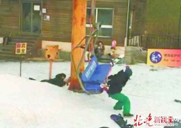 渔阳滑雪场缆车倒滑现场一片混乱 滑雪者自行跳下无人受伤