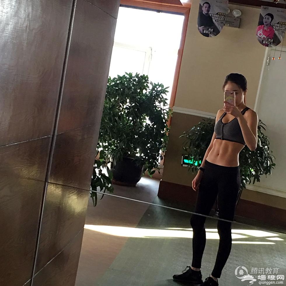 大连女神老师秀健身照 新年练腹了吗？[墙根网]