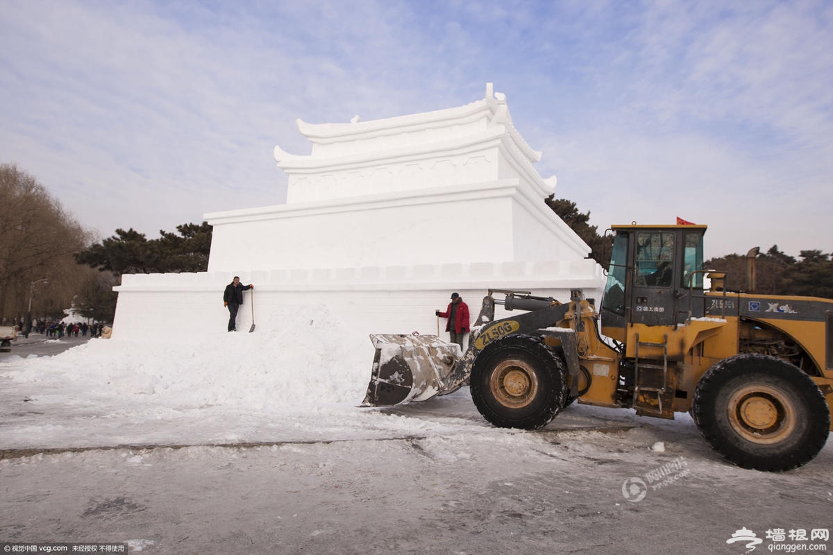 长春一公园建雪雕山寨天安门 城楼插满红旗[墙根网]