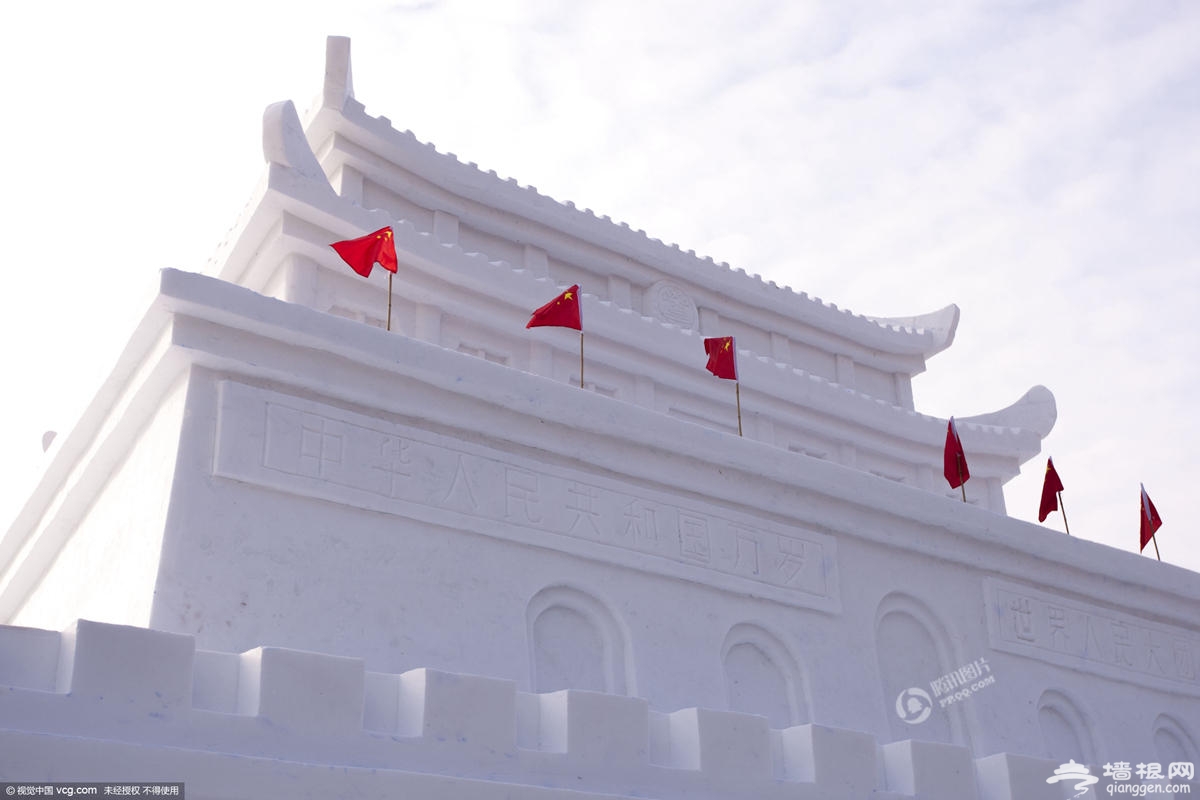 长春一公园建雪雕山寨天安门 城楼插满红旗[墙根网]