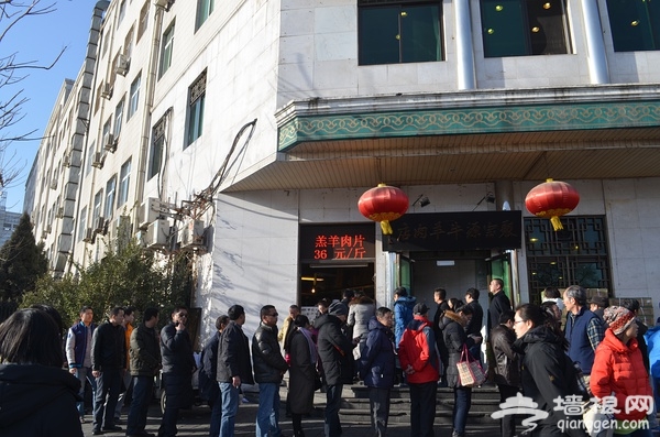 这些是排队买聚宝源羊肉的人,还不是排涮肉馆子的人……