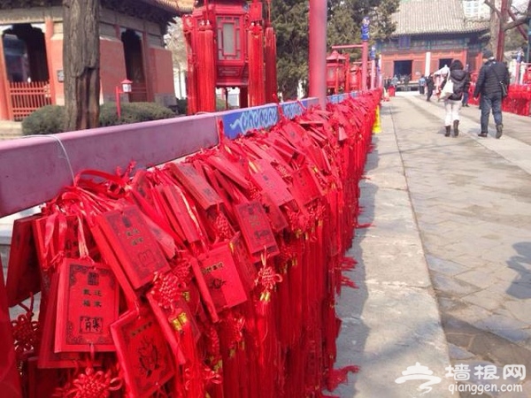 寺庙里挂满啦！