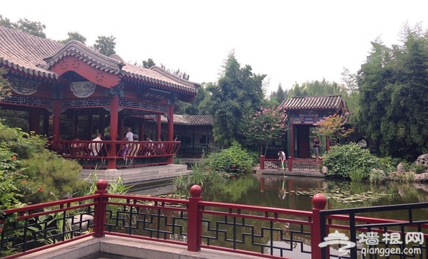 月坛公园的亭台水池